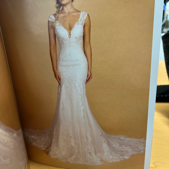 This is a brand new wedding dress very nice and elegant - Picture 3 of 9